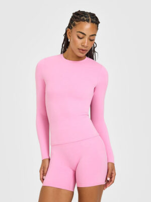 SOFTMOTION LONG SLEEVE TOP WITH WHITE LOGO