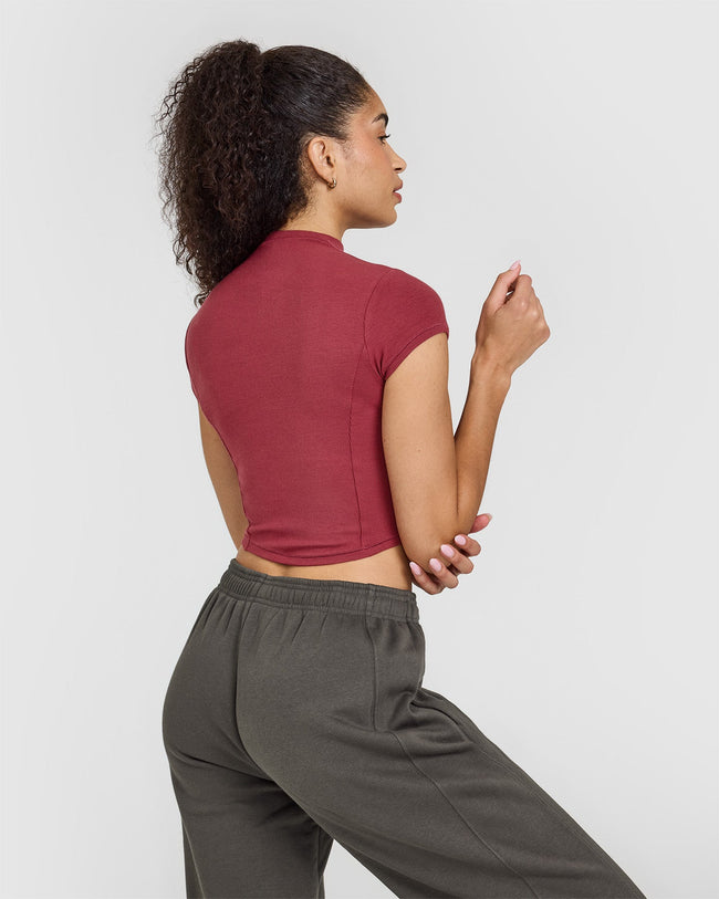 240828_AW24_MELLOW_RIB_MOCK_NECK_CROP_T-SHIRT_BURNTCHERRYRED_PDP_1440x1800_02_650x.jpg