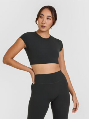 SOFTMOTION SHORT SLEEVE CROP TOP WITH WHITE LOGO