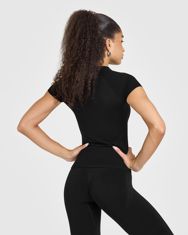 241122_NOOS_GO_TO_SEAMLESS_FITTED_TOP_BLACK_PDP_1440x1800_02_650x.jpg