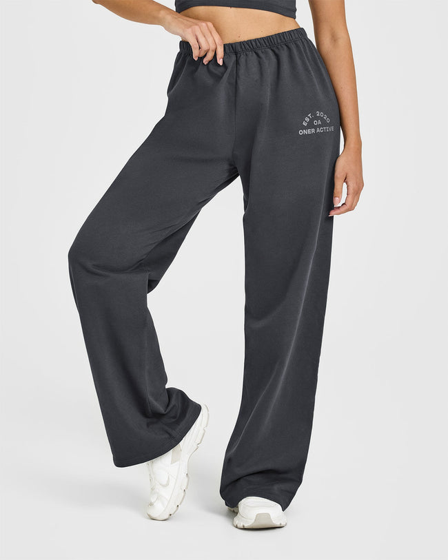 250306_BEYOND_MOVEMENT_LIGHTWEIGHT_STRAIGHT_LEG_JOGGERS_PRINTED_GRAPHIC_COAL_PDP_1440x1800_01_650x.jpg