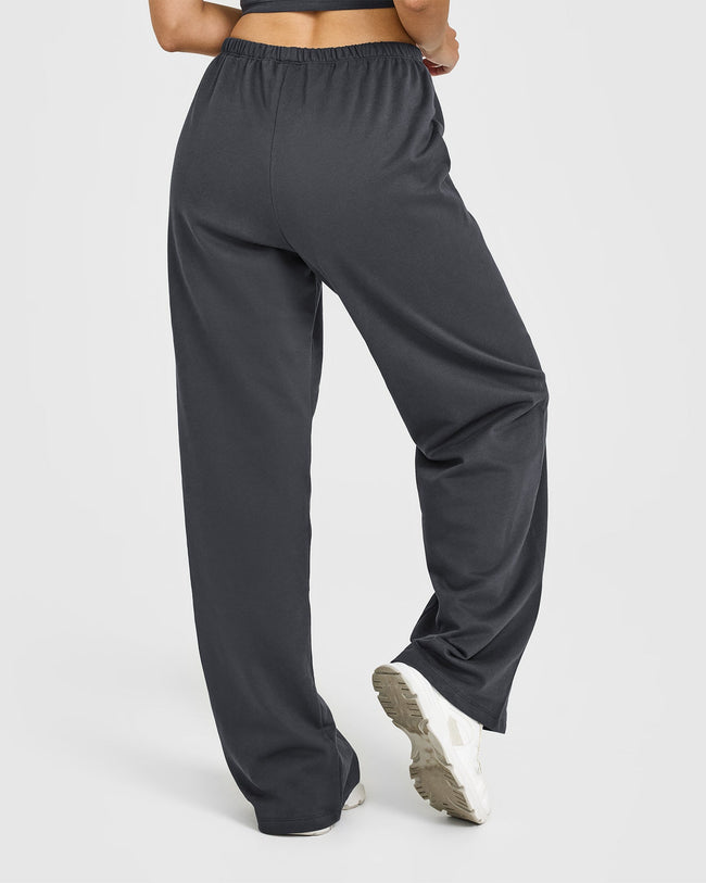 250306_BEYOND_MOVEMENT_LIGHTWEIGHT_STRAIGHT_LEG_JOGGERS_PRINTED_GRAPHIC_COAL_PDP_1440x1800_02_650x.jpg