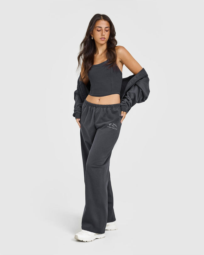 250306_BEYOND_MOVEMENT_LIGHTWEIGHT_STRAIGHT_LEG_JOGGERS_PRINTED_GRAPHIC_COAL_PDP_1440x1800_03_650x.jpg