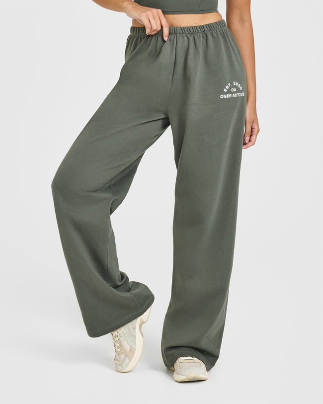 250306_BEYOND_MOVEMENT_LIGHTWEIGHT_STRAIGHT_LEG_JOGGERS_PRINTED_GRAPHIC_DARKKHAKI_PDP_1440x1800_01_650x.jpg