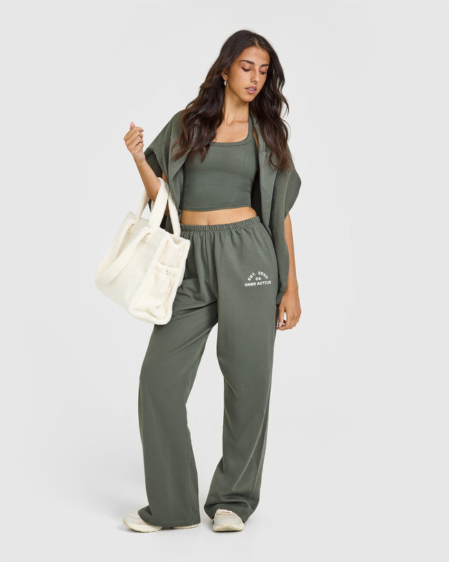 250306_BEYOND_MOVEMENT_LIGHTWEIGHT_STRAIGHT_LEG_JOGGERS_PRINTED_GRAPHIC_DARKKHAKI_PDP_1440x1800_03_650x.jpg