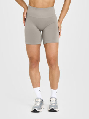 EFFORTLESS SEAMLESS SHORTS WITH WHITE LOGO