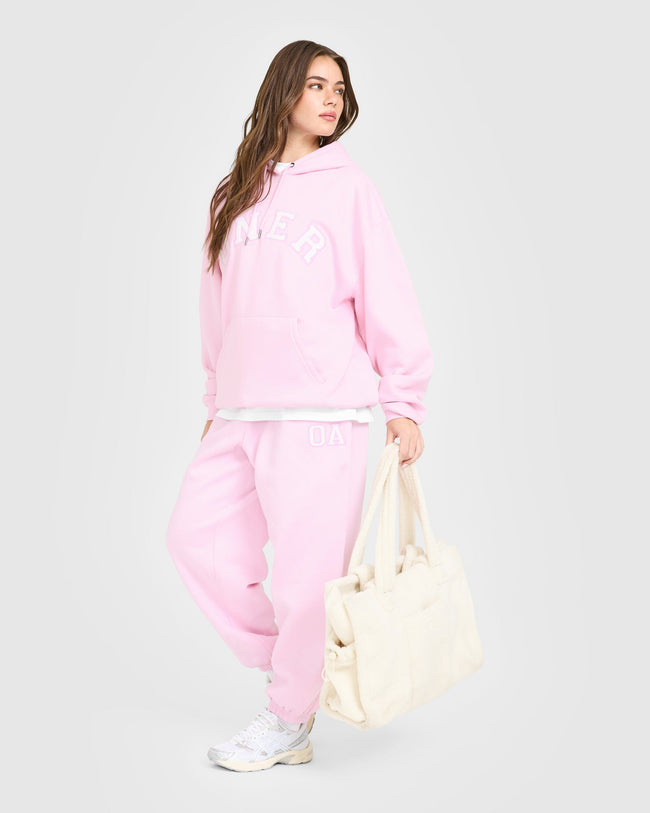 BAU_GRAPHIC_INJECT_FOUNDATIONS_OVERSIZED_GIRLFRIEND_JOGGERS_CHALKPINK_250930_PDP_1440x1800_03_650x.jpg