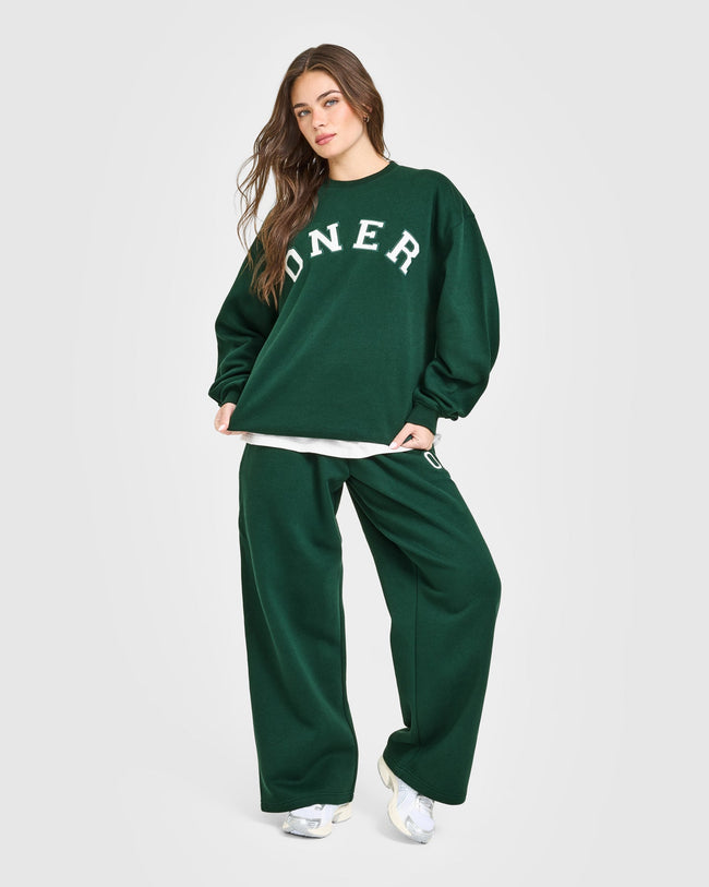 BAU_GRAPHIC_INJECT_FOUNDATIONS_OVERSIZED_GIRLFRIEND_STRAIGHT_LEG_JOGGERS_RACINGGREEN_250930_PDP_1440x1800_03_0fa89e2d-5e82-4d34-b38a-e774c1fec8fc_650x.jpg
