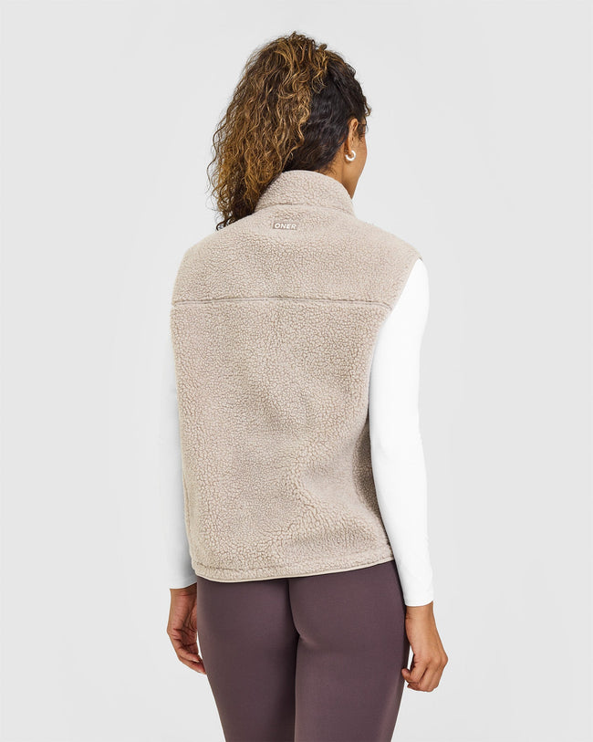 OUTDOOR_ACTIVE_REST_DAY_FLEECE_GILET_CHEST_POCKET_SAND_250828_PDP_1440x1800_02_650x.jpg